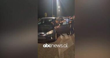 VIDEO/ Vrau nënën me sqepar dhe plagosi të atin, momenti i arrestimit të 45-vjeçarit nga policia