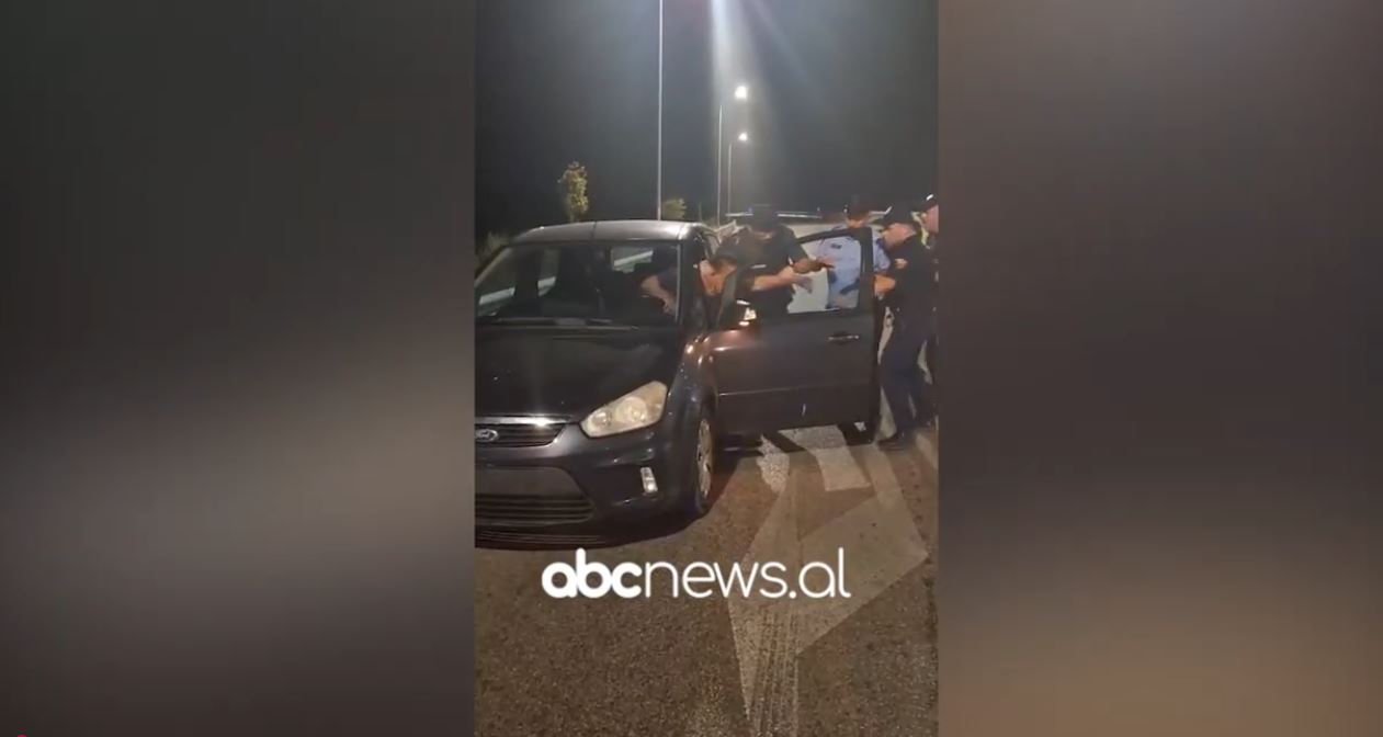 VIDEO/ Vrau nënën me sqepar dhe plagosi të atin, momenti i arrestimit të 45-vjeçarit nga policia