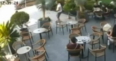 VIDEO/ Atentati i dështuar në Elbasan, momenti kur autori tentoi të vriste një person në lokal por i ngeci arma
