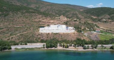 Tentuan të fusin thikë dhe celular në burgun e grave në Pogradec, shoqërohen nga policia familja rumune