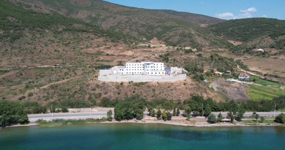 Tentuan të fusin thikë dhe celular në burgun e grave në Pogradec  shoqërohen nga policia familja rumune