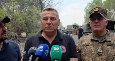 Zjarret në Mallakastër/ Vijon lufta nga ajri e toka me flakët. Çako: Po operojnë mbi 120 forca në zonë