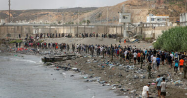 Spanja kërkon transferimin e qindra të miturve emigrantë nga Ceuta drejt territorit kontinental