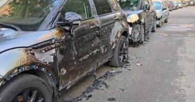 Tre makina përfshihen nga flakët gjatë natës në Durrës, policia nis hetimet