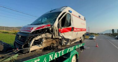 FOTO/ Autoambulanca përplaset me automjetin në Maliq, një i lënduar