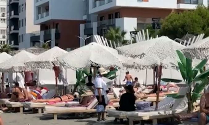 Shëngjin, shtohen turistët/ Plazhe të pastra dhe me siguri për pushuesit