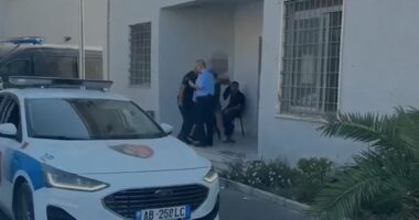 Konflikti me gruan përfundon në arrestim/ Momenti i shoqërimit të Elvis Kosovës në komisariat, çfarë iu gjet në banesën në Tiranë