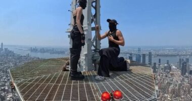 Propozimi i bujshëm në majën e Empire State/ Mes puthjeve dhe përqafimeve, çifti i famshëm del para Gjykatës