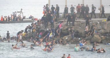 BBC: BE bën thirrje për kufij më të fortë pas kalimeve të emigrantëve në Ceuta