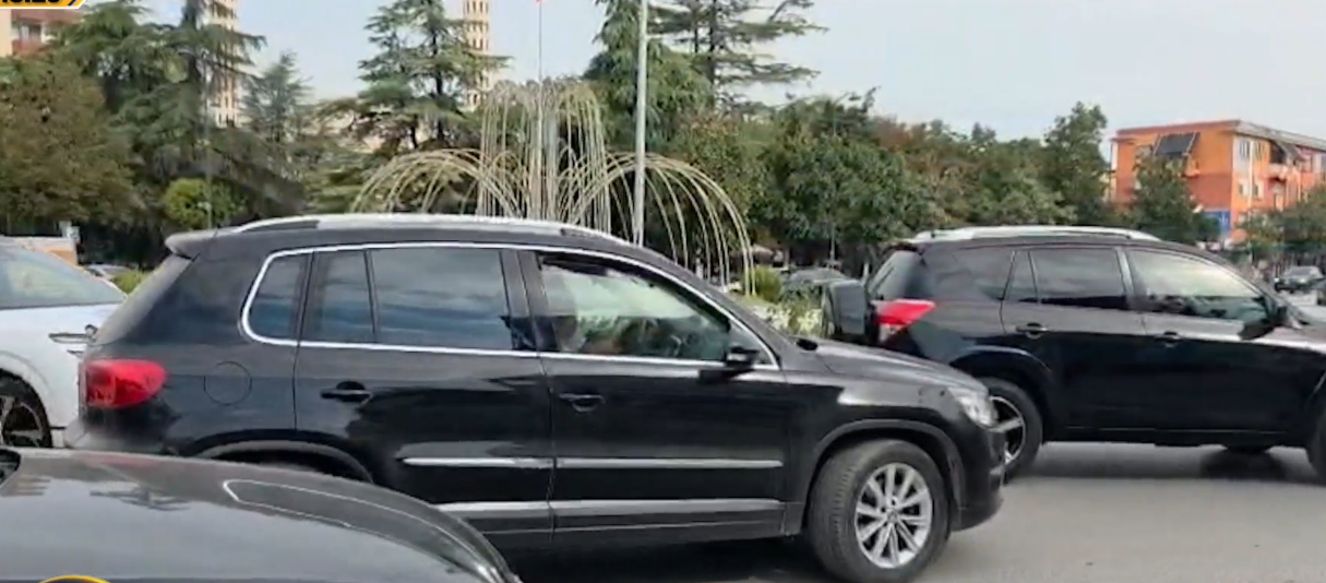 Trafik në rrugët dalëse të Fierit  Sezoni veror shton qarkullimin e mjeteve drejt jugut