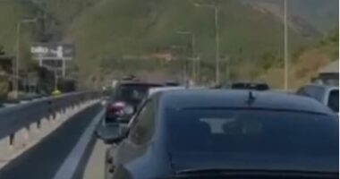 Fluks i lartë drejt bregdetit, trafik i rënduar në Rrugën e Kombit
