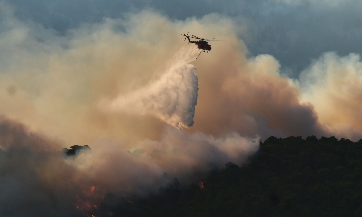 VIDEO  Greqia në flakë  zjarr në shumë fronte  Si ndodhi përplasja e dy helikopterëve zjarrfikës në ajër  çfarë dyshojnë ekspertët