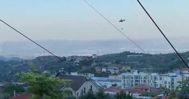 Dy helikopterë nisin ndërhyrjen nga ajri për shuarjen e flakëve në Bojë të Krujës