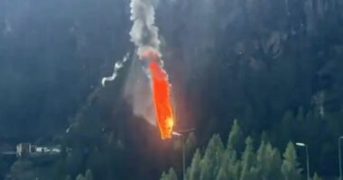 Helikopteri përplaset me kabllot e teleferikut në Itali dhe shpërthen në flakë, humbin jetën 2 persona