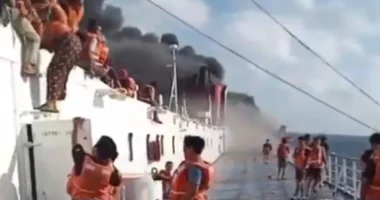 VIDEO/ Tragjedia në Indonezi, anija u përfshi nga flakët, të paktën 5 viktima