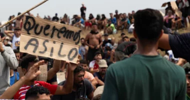 Qindra emigrantë protestojnë dhe kërkojnë azil në Ceuta të Spanjës: Nuk duam të kthehemi në Marok
