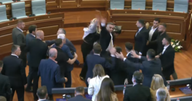 Tensione dhe përplasje në Kuvendin e Kosovës, deputetja tenton të godasë Kurtin me vezë