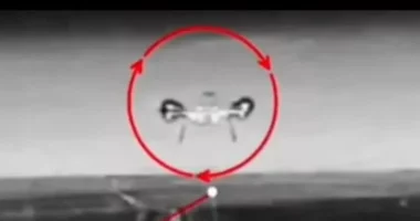 Një epokë e re e luftës/ Ukraina vendos në betejë një robot tokësor të transportuar nga një dron