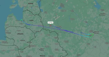 Avioni që dyshohet se transportonte drejtorin e CIA-s largohet nga Moska, çfarë thonë burimet ndërkombëtare