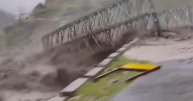 VIDEO/ Përmbytje masive në Indi, shkatërrohet ura që lidh 15 fshatra