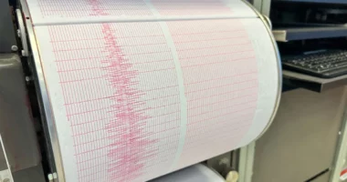 Tërmet me magnitudë 6.1 godet ishullin indonezian