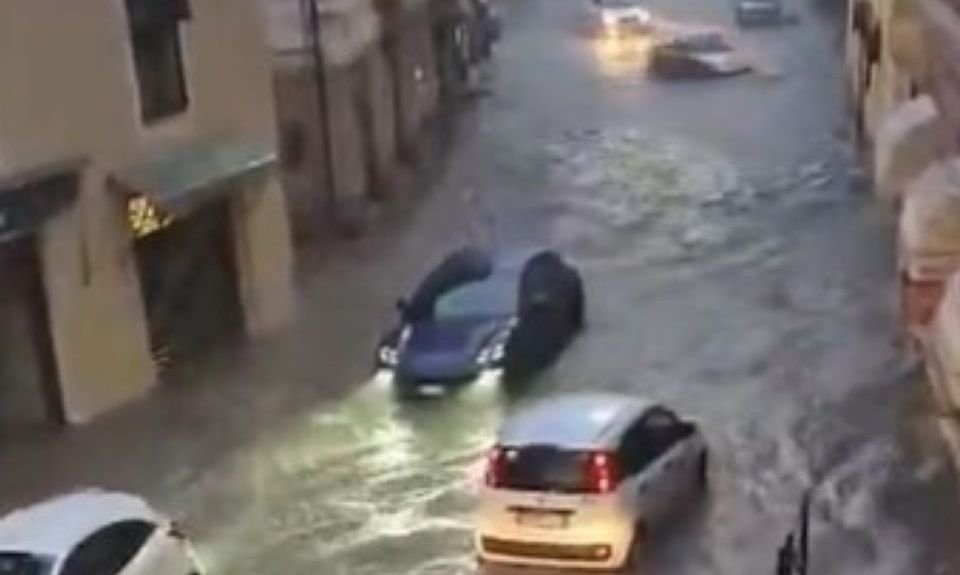 VIDEO  Moti i keq përfshin veriun e Italisë  reshje intensive e përmbytje në disa zona