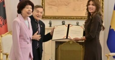 Kosova i jep shtetësinë ish-kongresmenit amerikan Joe DioGuardi dhe bashkëshortes së tij