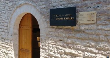 Turistët, interes për Kadarenë fluks vizitorësh në shtëpinë muze të shkrimtarit në Gjirokastër