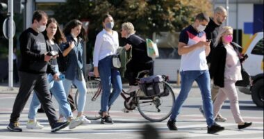 Italia ashpërson Kodin Rrugor/ 75 euro gjobë për këmbësorët që përdorin telefonin kur kalojnë rrugën