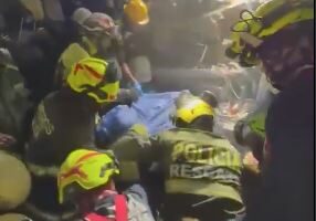 Mrekullia ndodh në Kolumbi/ Momenti kur 31 vjeçarja nxiret e gjallë pas 36 orësh nën rrënoja