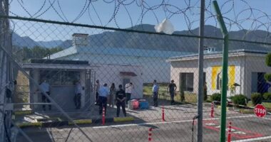 Tentuan të fusin thikë dhe celular në burgun e grave në Pogradec, shoqërohen nga policia familja rumune