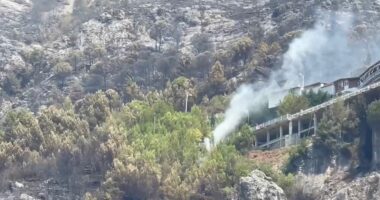 Kruja ‘nuk gjen qetësi’/ Riaktivizohet një tjetër vatër zjarri, rrezikohet një biznes