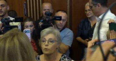 Vazhdon kriza në Kosovë/ Opozita mësyn në Kuvend, kërkon mbajtjen e seancës konstituitive