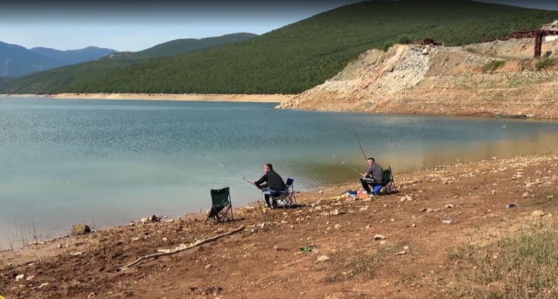 Në Kukës për peshkim/ Turizëm dhe aventurë, shqiptarë nga Kosova vijnë jo vetëm për bregdetin