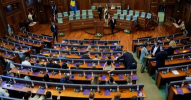 Opozita Kurtit: Mbyll krizën! Deputetët e PDK dhe aleancës: Të konstituohet Kuvendi!