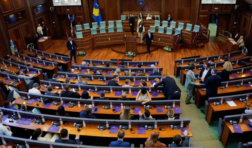 Opozita vijon aksionin simbolik përpara qeverisë  Berhami  Nuk tërhiqemi  kriza është e shumëfishtë