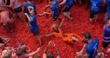 “Lumi” prej 28 tonë domatesh në Spanjë/ Simbolika e festës “La Tomatina”