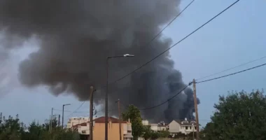 Greqi/ Zjarr i madh në një fabrikë pranë Larisës, në vendngjarje 25 zjarrfikës