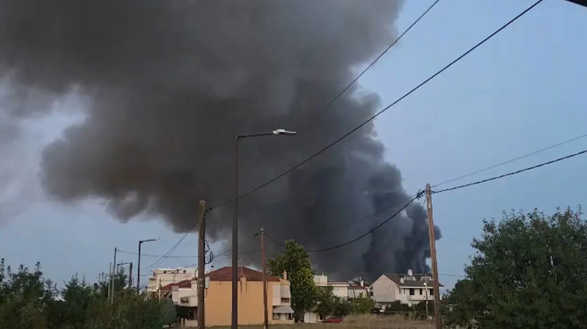 Greqi  Zjarr i madh në një fabrikë pranë Larisës  në vendngjarje 25 zjarrfikës
