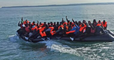 Shpëtohen rreth 100 emigrantë pas defektit të gomones në La Mansh