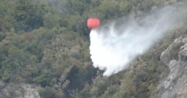 Vazhdojnë zjarret në Lurë/ Dy avionë Air Tractor hedhin ujë për shuarjen e flakëve