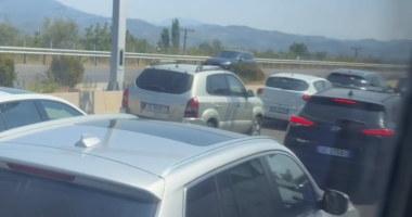 VIDEO/ Trafik kilometrik në hyrje të Elbasanit, fluks i lartë automjetesh drejt juglindjes