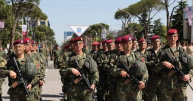 Shqipëria do të prodhojë uniforma ushtarake/ Ministri i Mbrojtjes inspekton kantierin ku do të nisë aktiviteti