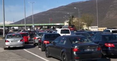 Sezoni turistik/ Fluks i lartë në Morinë, kolona të gjata automjetesh drejt Shqipërisë