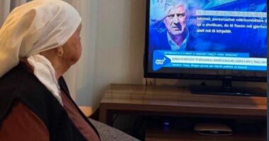 Nëna e Hashim Thaçit ndjek intervistën e të birit nga Haga/ Endrit Thaçi ndan momentin emocional të gjyshes