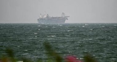 Irani kërkon rihapjen e Ngushticës së Hormuzit, rriten çmimet e naftës
