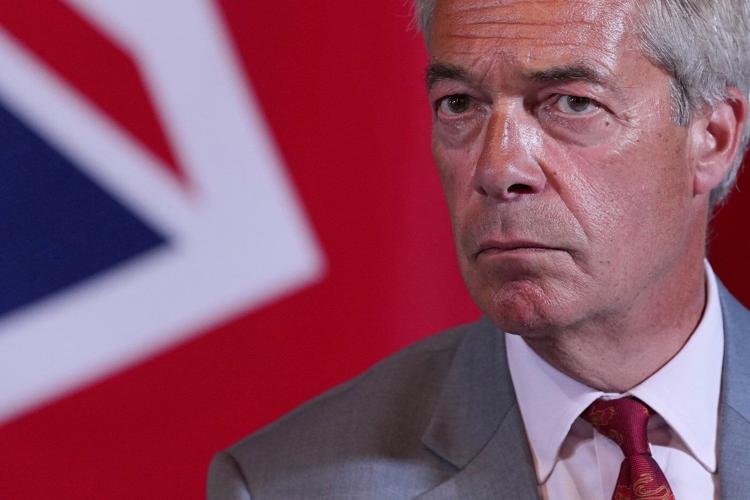 Nigel Farage kthehet si deputet  fiton zgjedhjet e pjesshme në Clacton