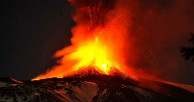 Vullkani Etna shpërthen sërish, mbyllet hapësira ajrore mbi Katania