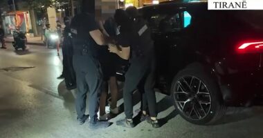 Kontrolle ‘blic’ në Tiranë e Fushë Krujë, pranga 2 personave/ Sekuestrohen kokainë, armë të ftohta dhe një automjet luksoz