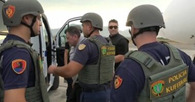 VIDEO/ U ekstradua nga SHBA, momenti kur mbërrin në Rinas Sokol Hoxha, i dënuar për tre vrasje në Shqipëri dhe Belgjikë